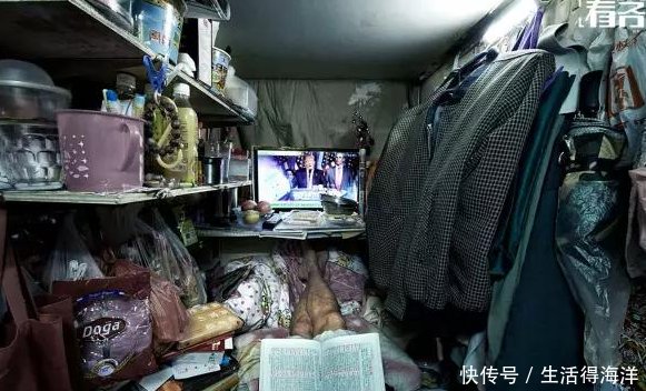 香港底层人民的生活一家人挤在十平米的房间，自己都觉得压抑！