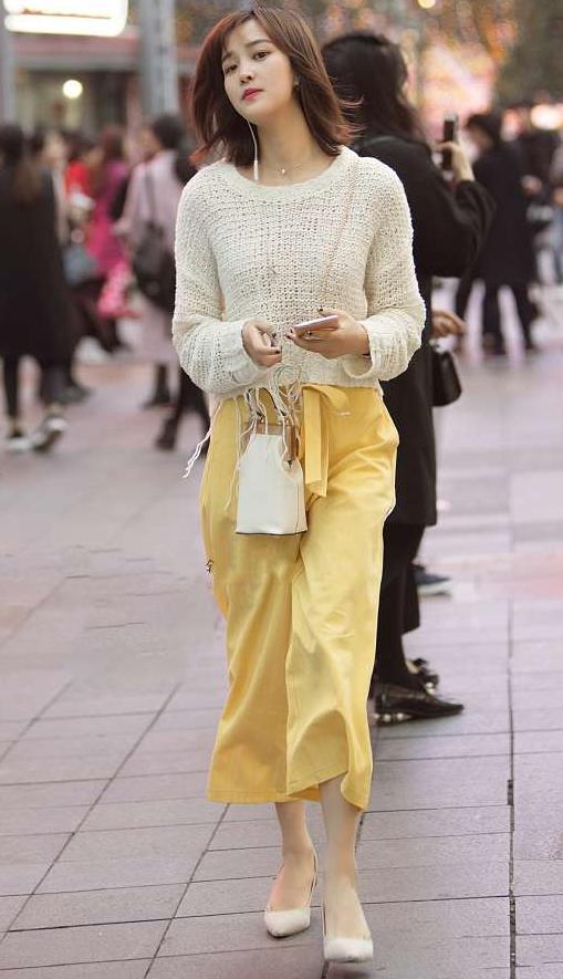 街拍：颜值高，身材好的小姐姐太养眼了，回头率不是一般的高啊！