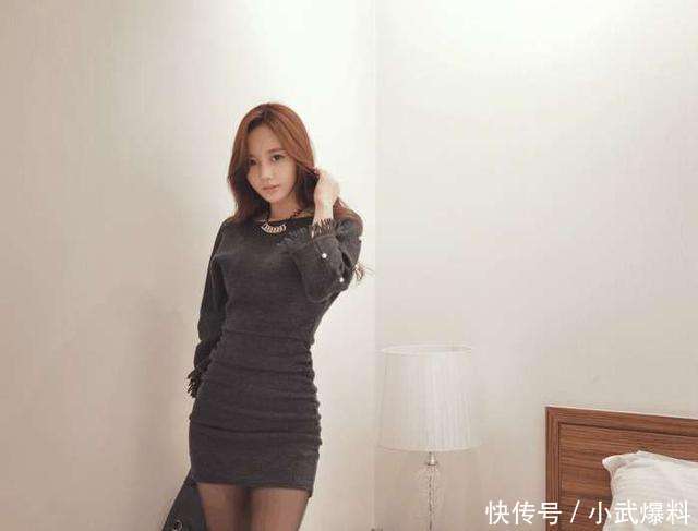 灰色修身裙黑丝袜高筒靴, 性感撩人搭配, 展现女性妙曼身姿