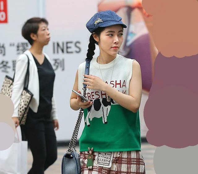 街拍俊逸形体窈窕之女，既不显山露水地张扬，大街上很难才能看到