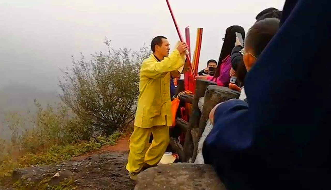 男子每天替人烧“龙头香”，往返于10厘米宽悬崖上，月入10万
