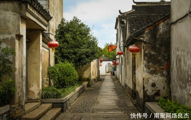 该城市比深圳还要富裕，干净程度赶上日本，却依旧是一个小县城