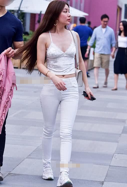 优雅小姐姐白色紧身裤展现优雅圆润曲线，清爽的吊带很女人