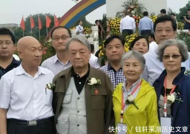 机要秘书张玉凤与李敏、李讷、毛新宇的合影照，晚年的她气质优雅