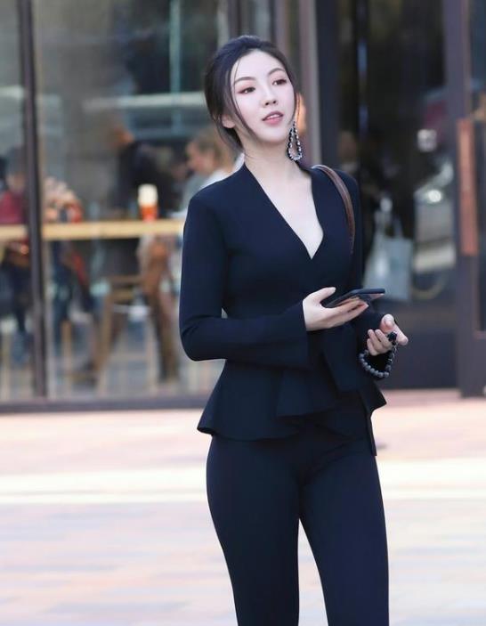 【美女】街拍:沉鱼落雁的美女,一件碎花吊带的连衣裙,时尚优雅大方美丽