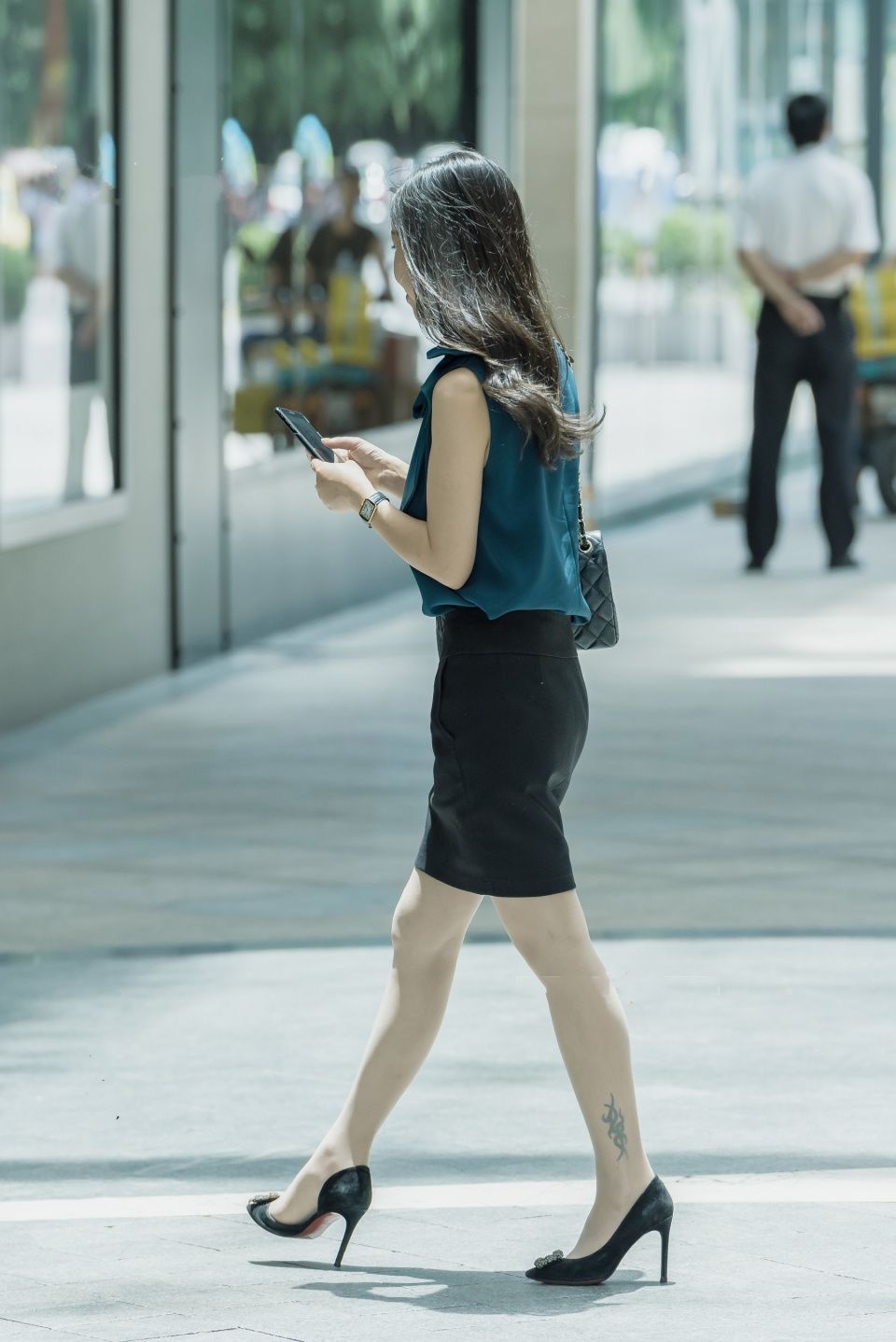 街拍联盟：优雅气质肉丝美妇，彰显成熟女人风采