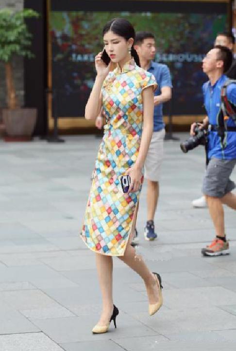 街拍：清纯可人的美女，明媚的微笑，怎能不惹人爱怜