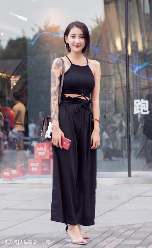 街拍美女，简单的穿搭也能彰显不一样的时尚美，好气质让人侧目