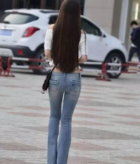 修身的牛仔裤，无论怎样搭配都是那么的时尚！