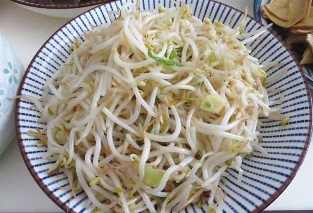  「豆芽的时」清炒豆芽时，到底要不要焯水？半数人做错，难怪豆芽不脆还难吃