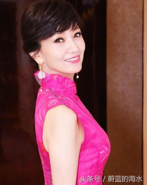 64岁赵雅芝不服老，裙子开叉到腰露出安全裤，网友:奶奶厉害了!