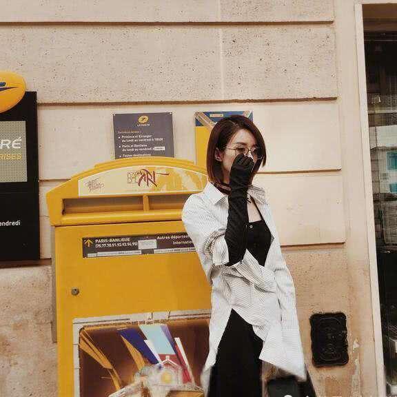 赵丽颖巴黎街头照曝光 宽松黑色V领裙气场1米8