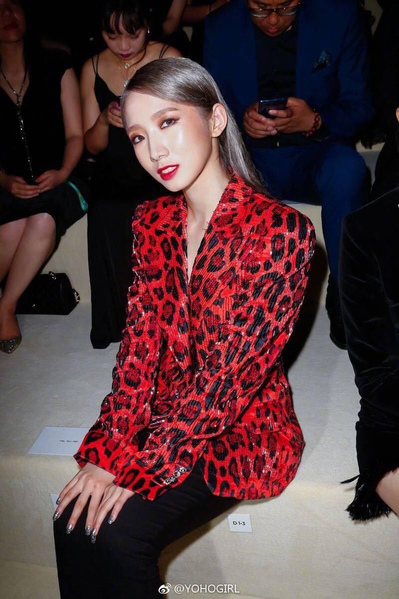 时装周开启，景甜孟美岐何穗排排座，张钧宁一个转身抢了所有风头