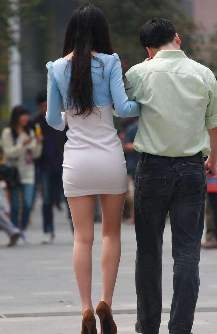街拍: 包臀裙的少妇,勾勒紧致好身材