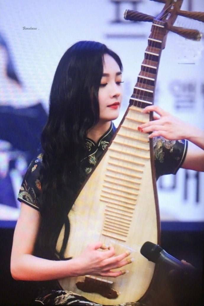 周洁琼:穿旗袍展现不一样的韵味