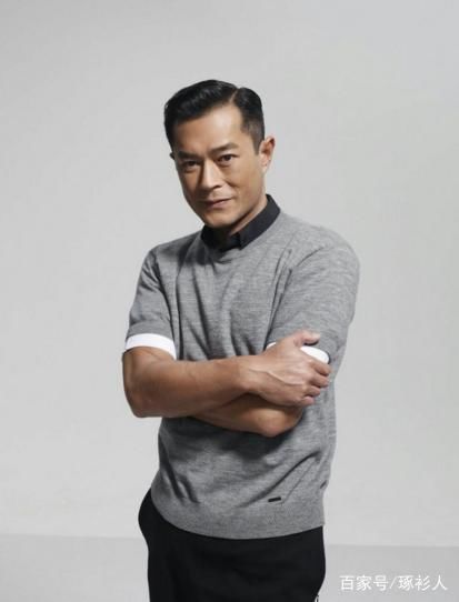 奚梦瑶赶飞机一身行头45万，可是作为巨星的他一件T恤居然穿三年