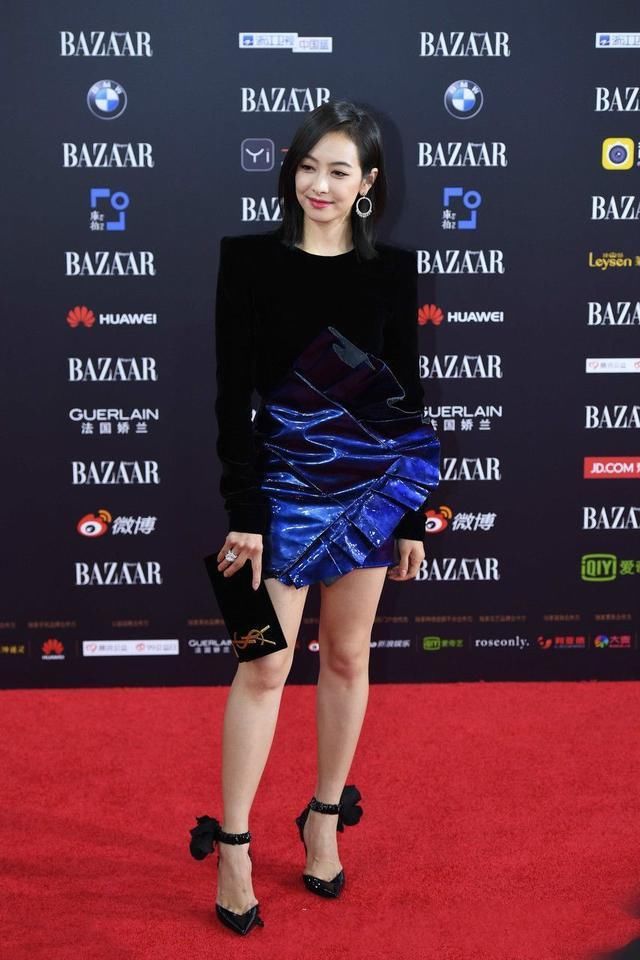 32岁宋茜趴在床上凸显S曲线身材，网友：真是少有的性感啊！