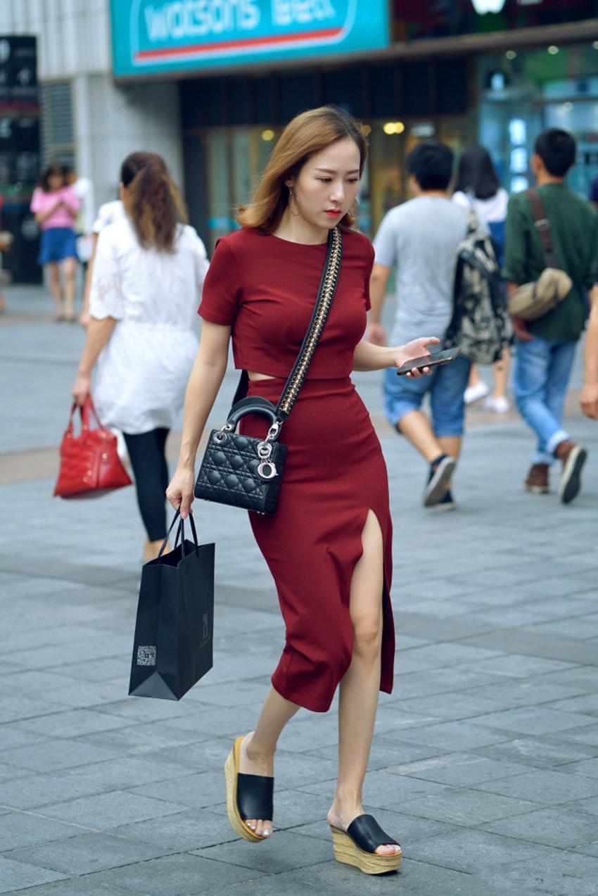 街拍：小姐姐穿搭时尚，优雅的气质展露小蛮腰，突显曼妙好身材！