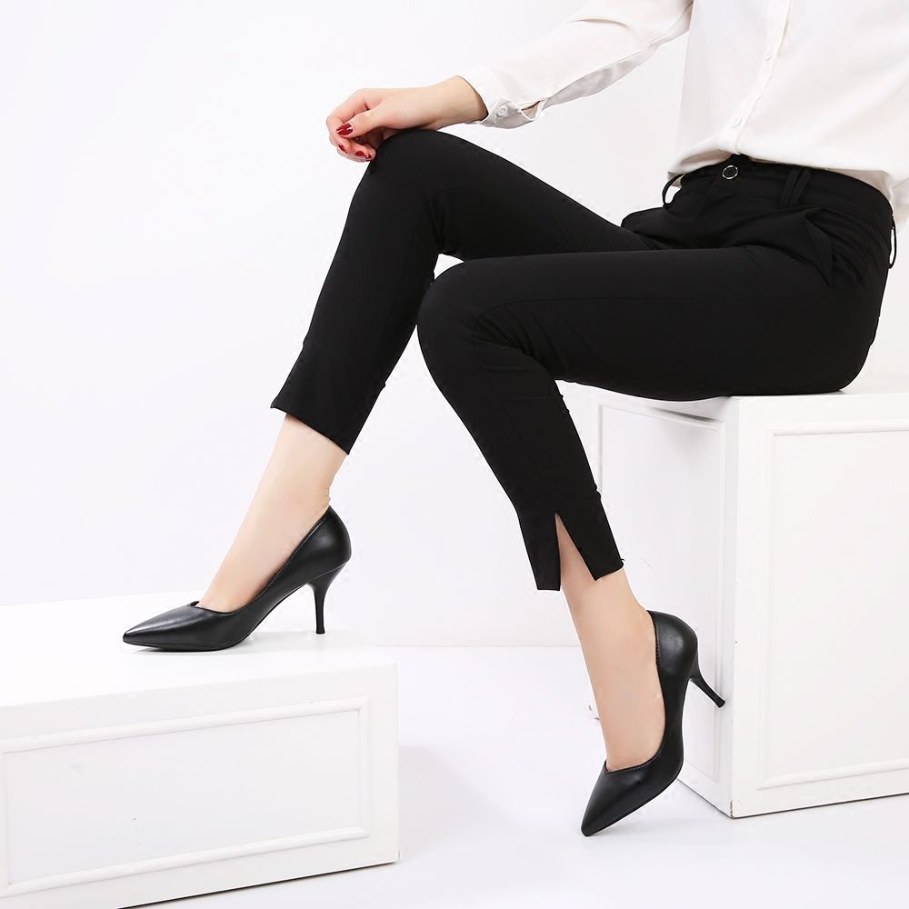 现在的女人不光长得美,连鞋子都穿得这么好看,这高跟鞋真显气质