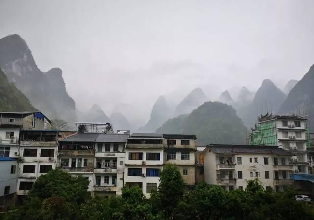 广西桂林阳朔有个小镇，名气不大游客不多，风景秀丽如世外桃源