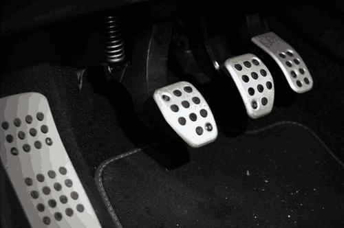 手动挡车型启动要不要踩离合?听完老司机话,车主:感谢不杀之恩