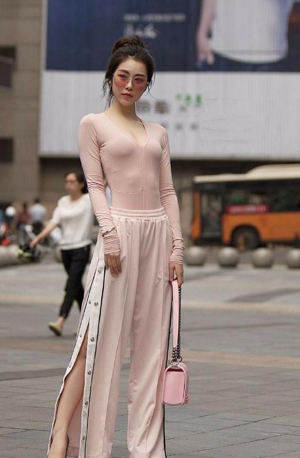 丰腴又窈窕的打底裤小姐姐，十分清新动人，S形曲线特别吸睛！