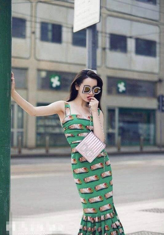 热巴的吊带裙，杨幂的开衩裙，今夏超美的裙子都在这了！