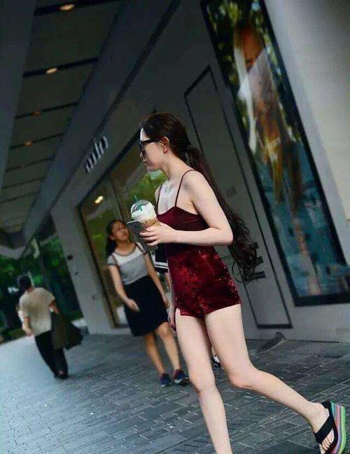 街拍穿红色吊带裙白皙少妇，穿着这少就出门，坐椅子屁股不凉吗