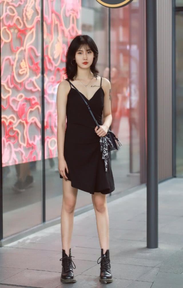  『美女』街拍：边走边打电话的美女，纱衫搭配牛仔半裙，让你更加的完美秀气