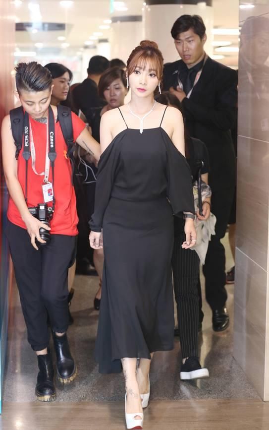 26岁古力娜扎和38岁柳岩同穿黑裙，网友：差距一目了然