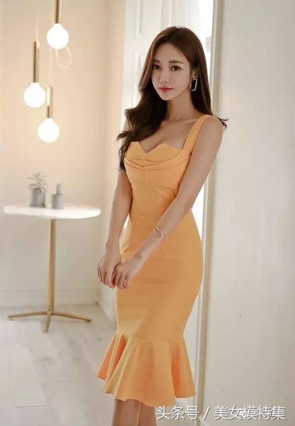 完美女神孙允珠，性感抹胸吊带连衣裙