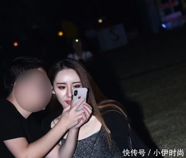 气质小姐姐大胆穿着秀身材，表情羞涩，笑起来让人沉醉