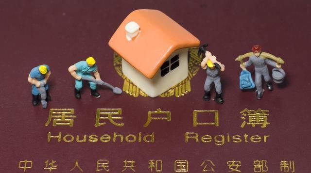  [社会保险]常住人口在300万以下的城市里，农民的定居没有限制，