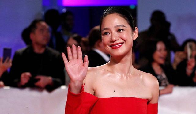 40岁周韵一身红气场全开，未修图被赞连皱纹都是韵味，姜文有眼光