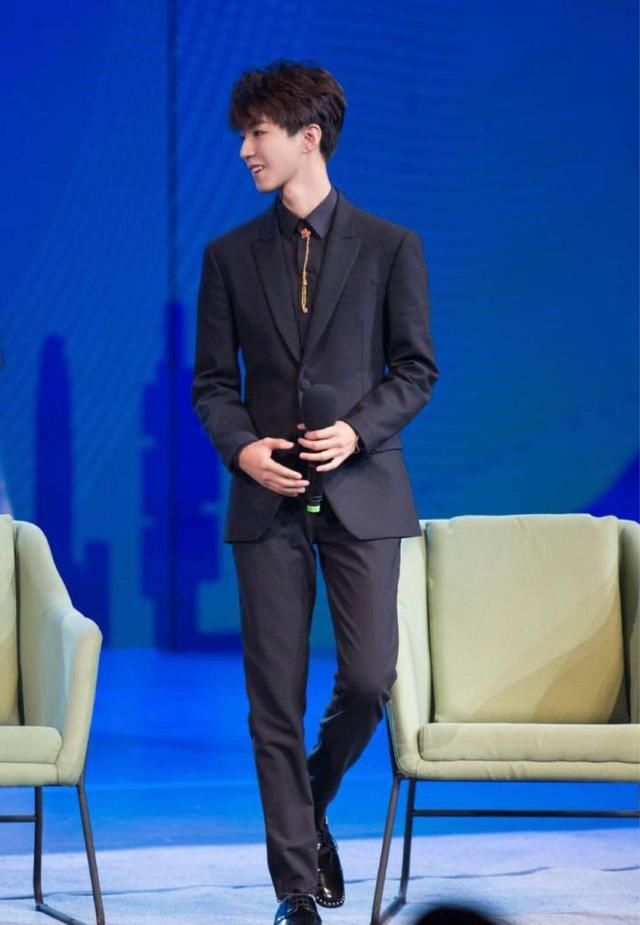 王俊凯咱也换换风格，别老是穿西装，太老成了