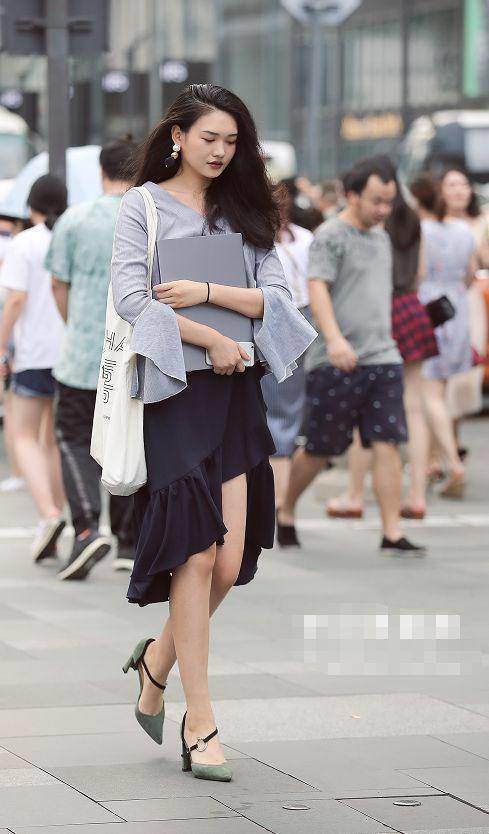 路人街拍，小姐姐长相标志身材更是一流，紧身的裁剪显得身材很好