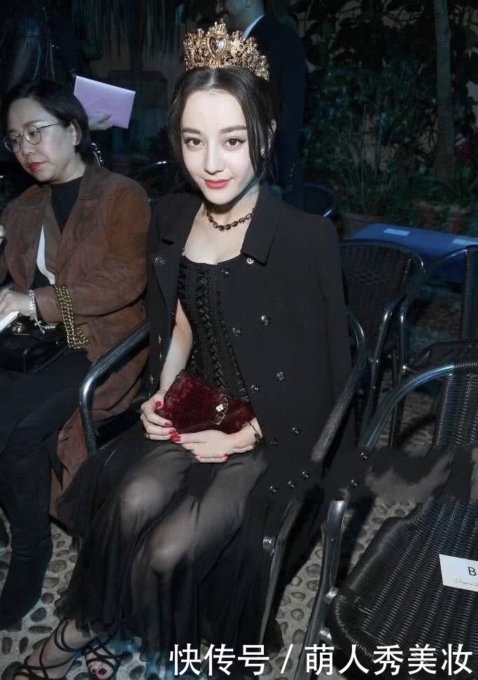 迪丽热巴裙子穿的太透了,难怪一直用包包挡着,网友:好尴尬啊!