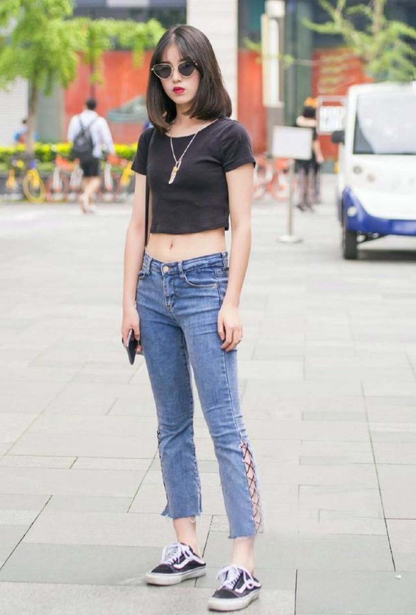 街拍:图1墨镜美女，穿短裙秀长腿，图4时尚美女，穿牛仔阔腿裤