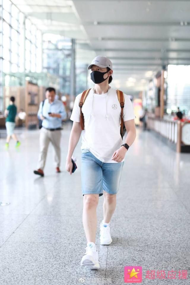 霍尊只是个柔弱美男？看了他的帅气街拍你就不会这么说！