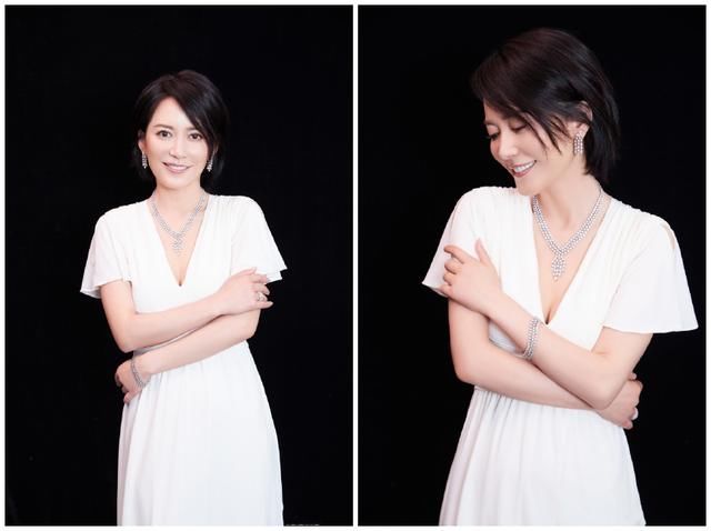 不用刻意装嫩，俞飞鸿穿深v也如此惊艳，世界小姐也没占便宜