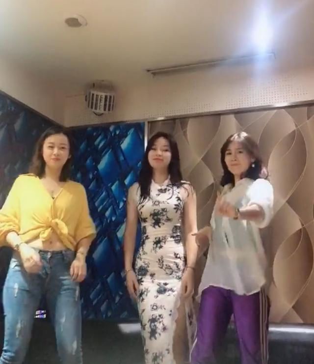 感觉|路人街拍:图一小姐姐长发飘飘,穿搭简约时尚,青春靓丽!