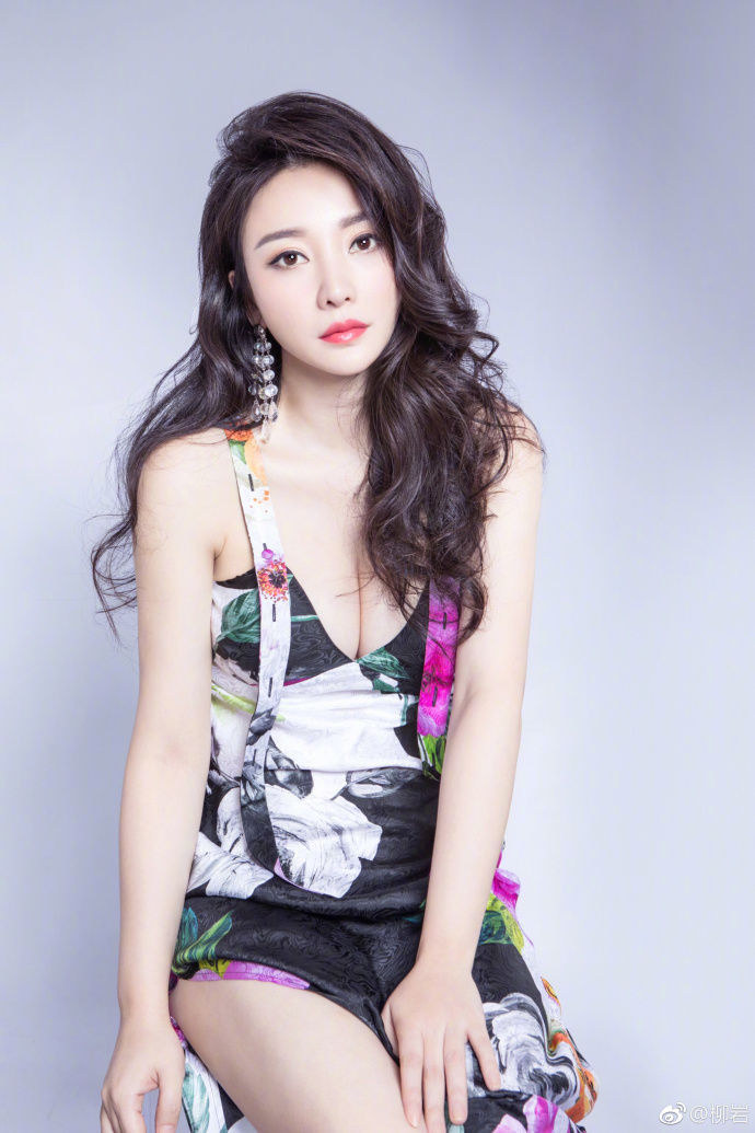 柳岩微博最新发布美照，吊带低胸长裙，尽显性感美色