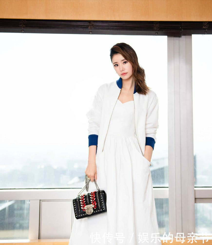 林心如的街拍look,洁白装扮彰显夏日清新之感