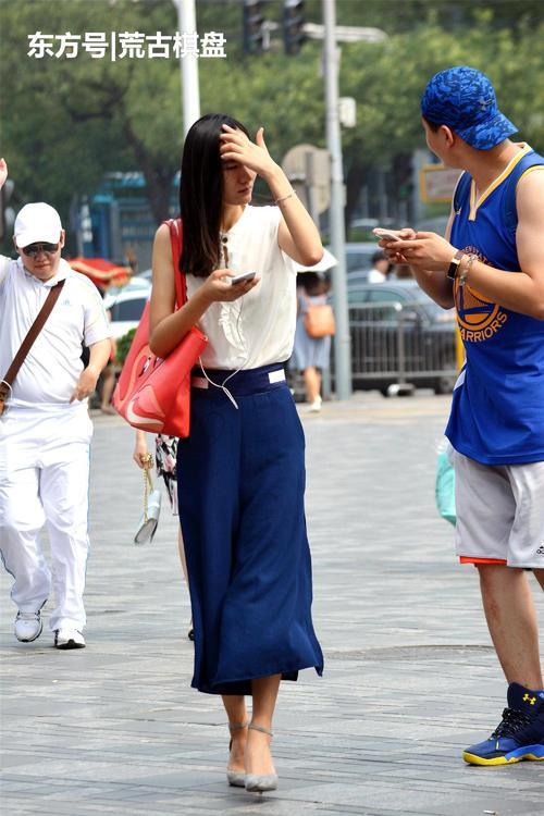 尖头细跟鞋搭配一条七分阔腿裤居然会有这么好的效果