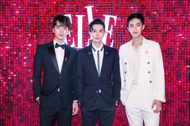 王鹤棣梁靖康吴希泽亮相ELLE时尚大典 造型养眼尽展时尚品味