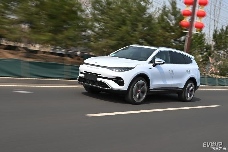  『加速能力』实在没办法太低调，“多姿势”体验全新腾势X PHEV