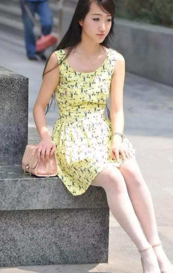 黄色印花无袖裙搭配小高跟, 气质宁静端庄淑女