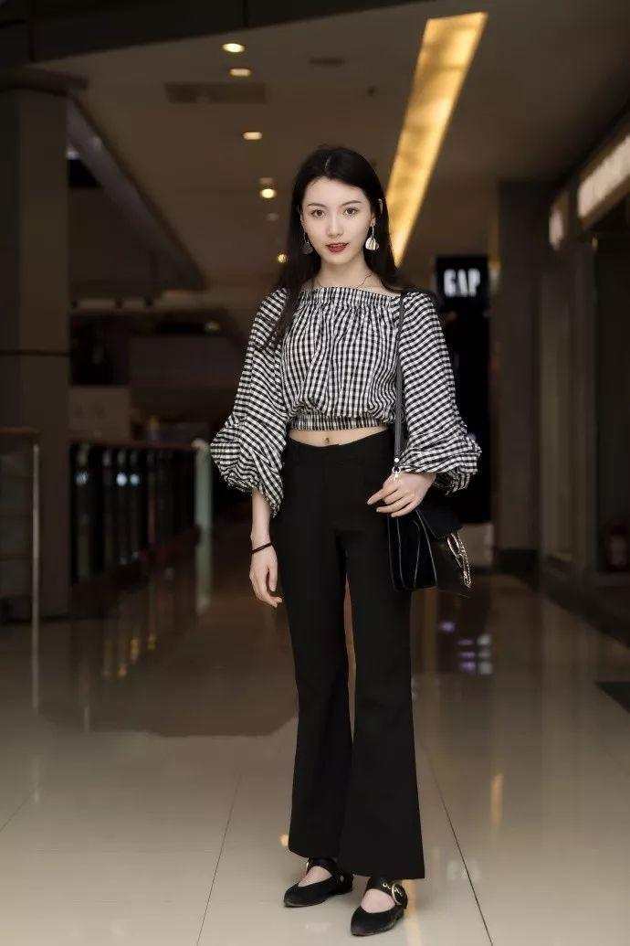 街拍：紧身裤穿着一个比一个美，小姐姐出门不输“时装秀”?