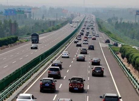 为何有人在超车道还打左转灯？新手都不知原因，老司机的“共识”