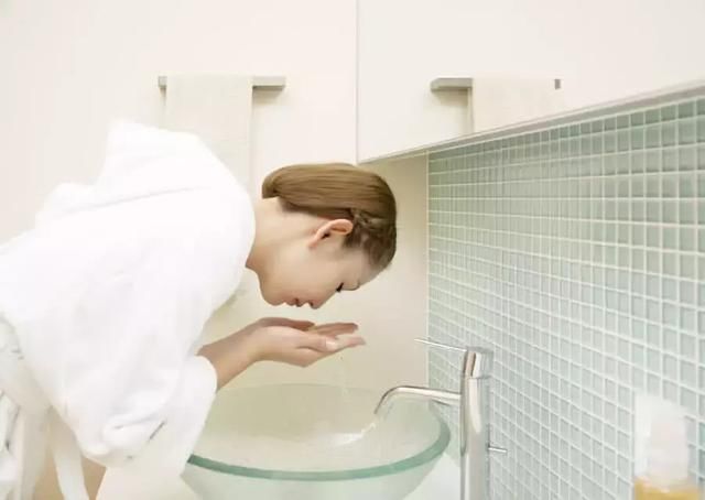 去黑头要学着正确洗脸，4个技巧洗干净毛孔，洗掉粉刺黑头